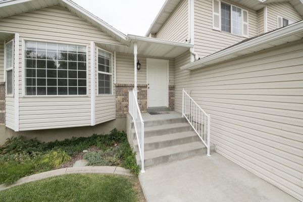 Cost of White Vinyl Siding Replacement in Carrollton